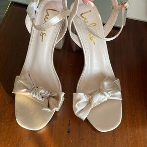 Lulus Ivory Satin Bow block Sandals Champagne Wedding Sz 6 NWOT